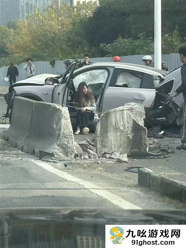 女子开蔚来EC6发生严重事故车体都断成两节：本人安然无恙