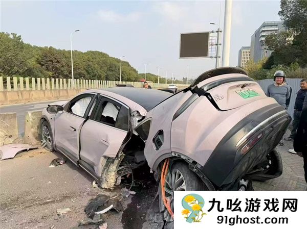 女子开蔚来EC6发生严重事故车体都断成两节：本人安然无恙