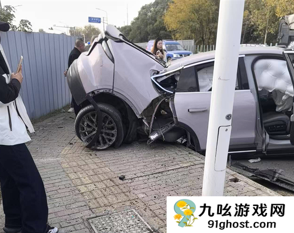 女子开蔚来EC6发生严重事故车体都断成两节：本人安然无恙