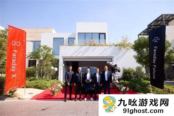 贾跃亭交付第一辆FX  Super  One：足坛传奇巨星成全球首位车主