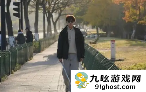 国内首款AI助盲眼镜发布：基于通义千问打造 支持出行避障、找物读物