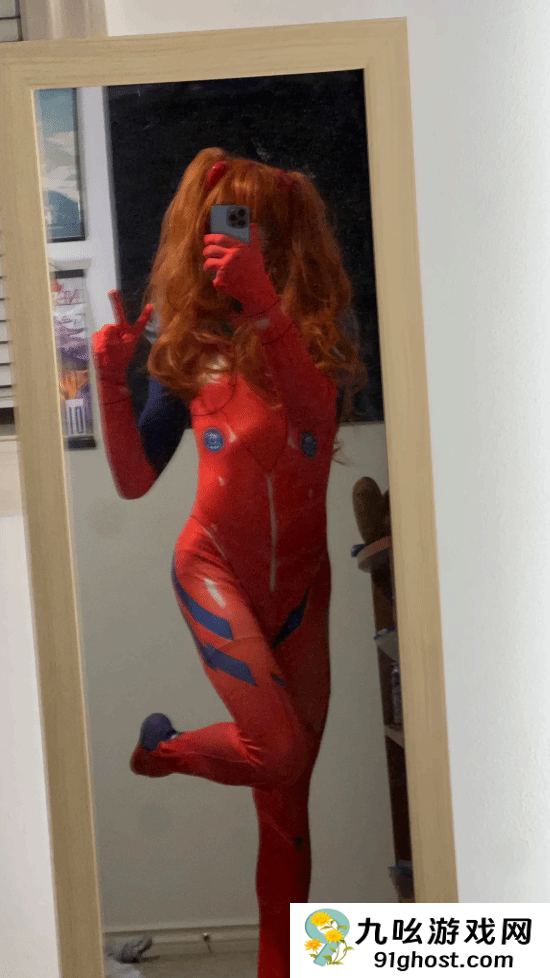 国外小哥COS明日香身材吸睛 网友狂夸：也不是不行