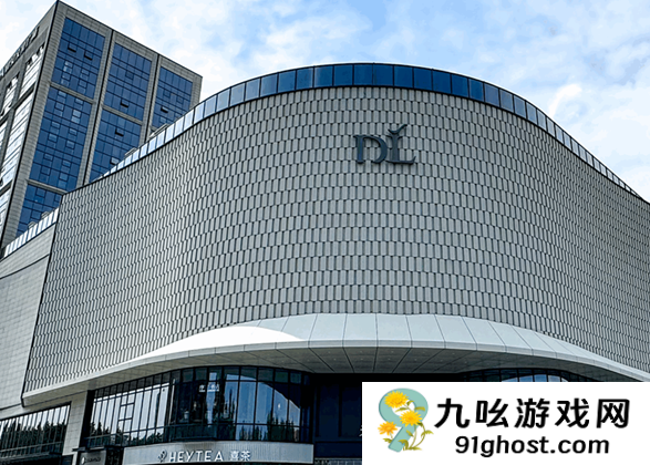 胖东来自营羽绒服爆火 均价300-800元 顾客称早上8点就来排队买了