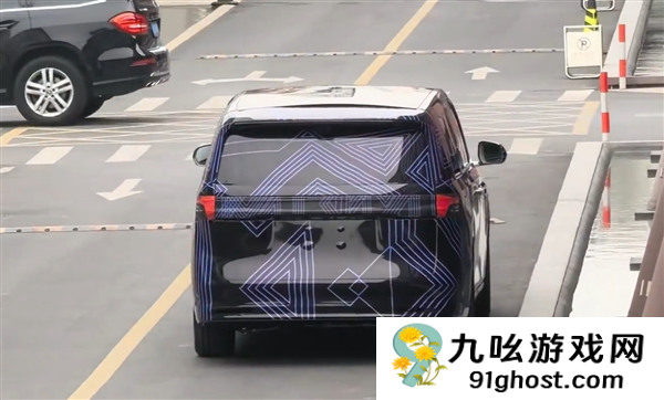 余承东给出超高评价！鸿蒙智行首款MPV定名“智界V9”