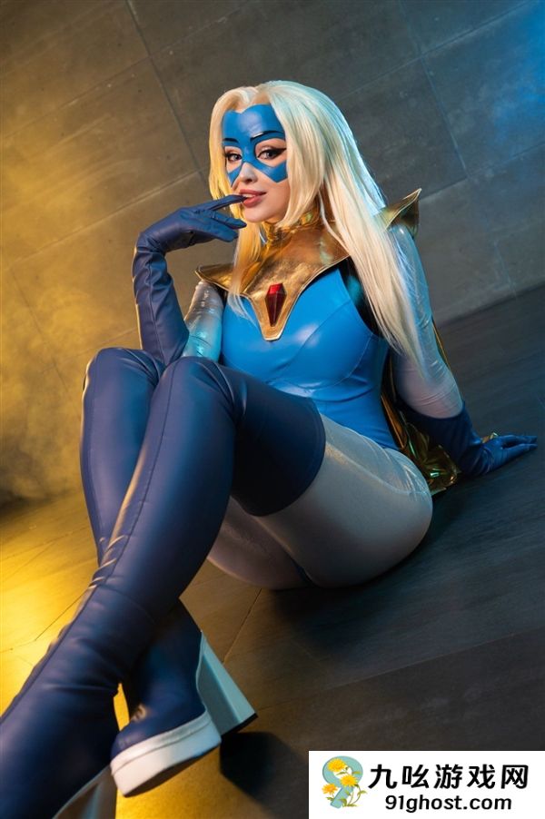 美女Cos《超英》金耀光图赏 金发女郎配性感胶袜