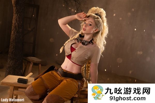 美女Cos《超英》金耀光图赏 金发女郎配性感胶袜