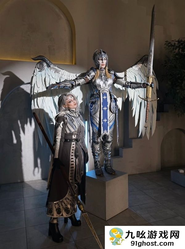 美女Cos《超英》金耀光图赏 金发女郎配性感胶袜