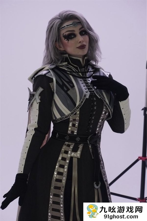 美女Cos《超英》金耀光图赏 金发女郎配性感胶袜