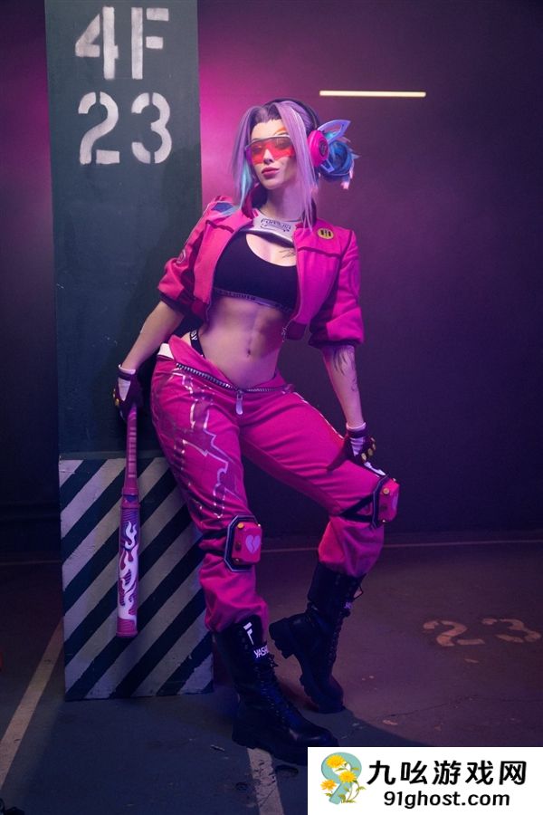 美女Cos《超英》金耀光图赏 金发女郎配性感胶袜