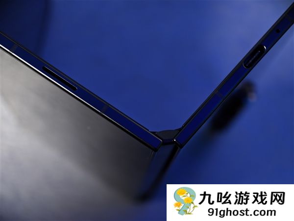 19999元起！三星Galaxy  Z  TriFold国行真机上手：手机瞬间变10英寸平板