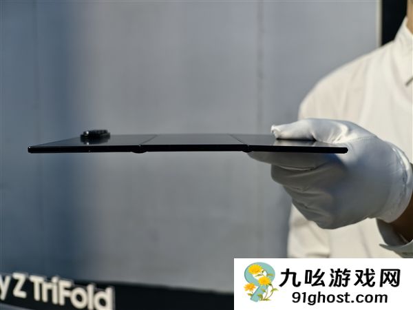 19999元起！三星Galaxy  Z  TriFold国行真机上手：手机瞬间变10英寸平板