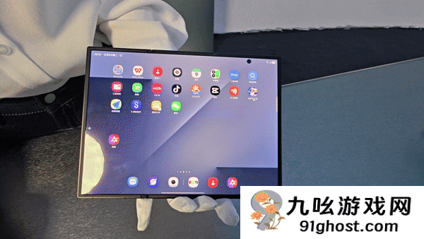 19999元起！三星Galaxy  Z  TriFold国行真机上手：手机瞬间变10英寸平板
