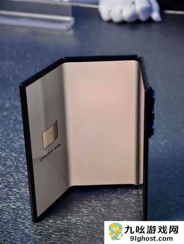 19999元起！三星Galaxy  Z  TriFold国行真机上手：手机瞬间变10英寸平板