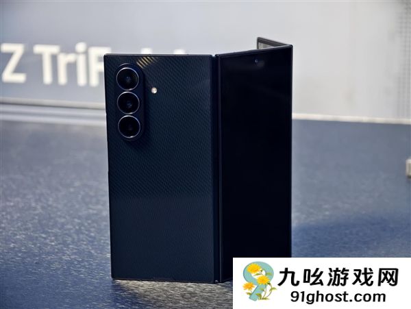 19999元起！三星Galaxy  Z  TriFold国行真机上手：手机瞬间变10英寸平板