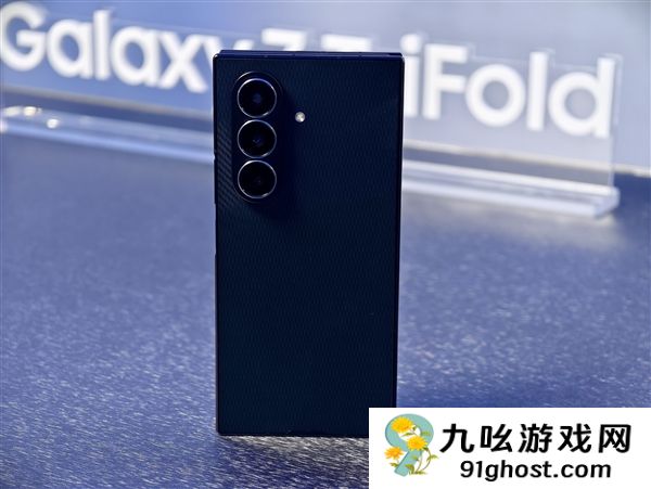 19999元起！三星Galaxy  Z  TriFold国行真机上手：手机瞬间变10英寸平板