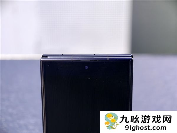 19999元起！三星Galaxy  Z  TriFold国行真机上手：手机瞬间变10英寸平板