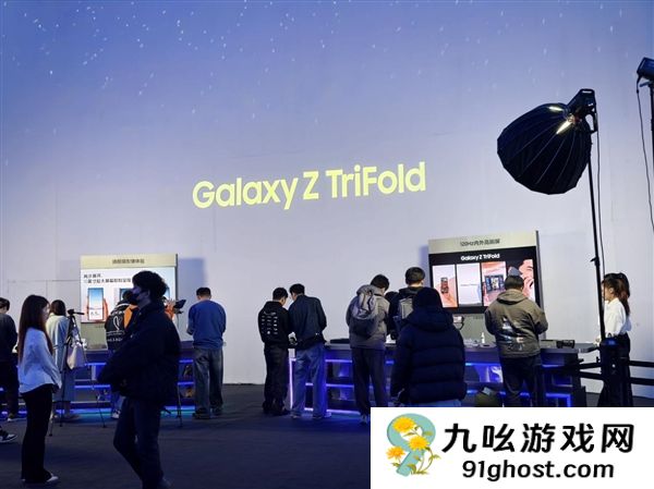 19999元起！三星Galaxy  Z  TriFold国行真机上手：手机瞬间变10英寸平板