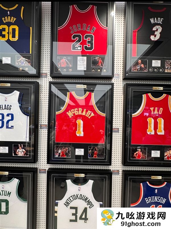 胖东来新店上架多款明星球衣：梅西、姆巴佩、乔丹等人亲签 均价1到2万