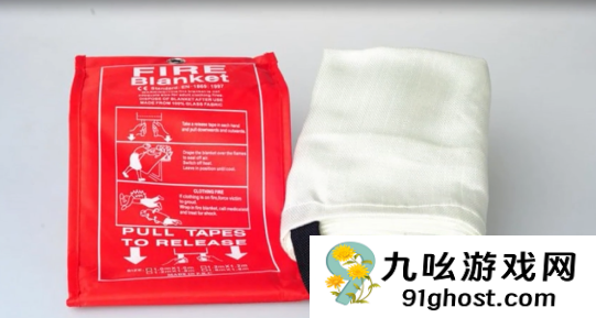 男子徒手摸灭火毯双手被刺钻心疼：主体材质玻璃纤维 需握黑色拉带