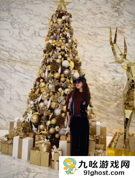 章泽天独自现身迪拜过圣诞：身着阔腿裤 松弛感十足