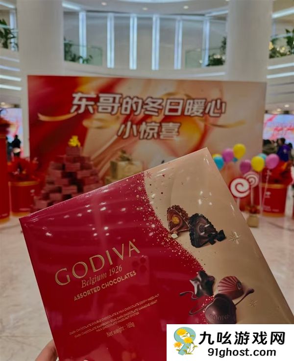 章泽天独自现身迪拜过圣诞：身着阔腿裤 松弛感十足