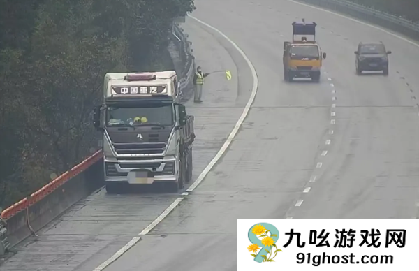 缺油别慌！半挂车司机徒步下高速买油 交警：这类拖车免费