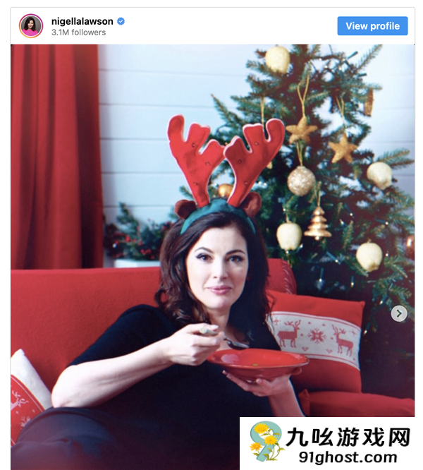 有钱人家里的圣诞树 在今年开始掉色了