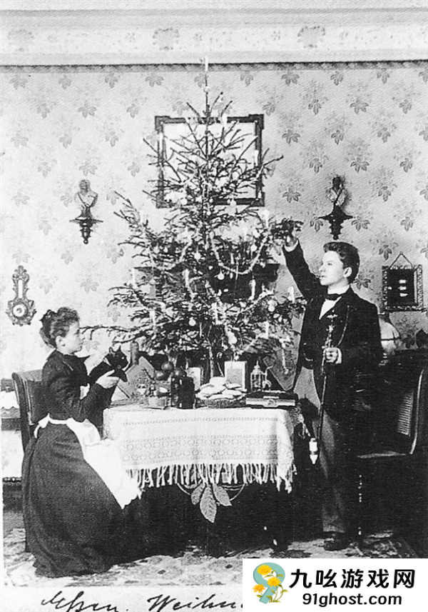 有钱人家里的圣诞树 在今年开始掉色了